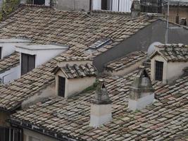 toit de la maison de rome et dôme de l'église panorama de la vue sur le toit du dôme du paysage urbain photo