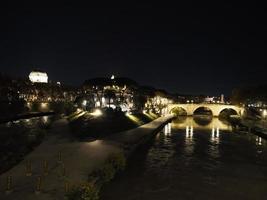 rome tiberina vue sur l'île du tibre la nuit photo