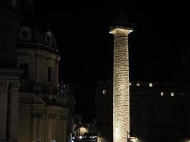 colonne traian fori imperiali vue de rome la nuit photo