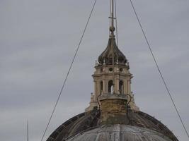 basilique saint pierre rome vue depuis le détail du dôme sur le toit photo