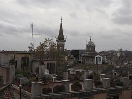 toit de la maison de rome et dôme de l'église panorama de la vue sur le toit du dôme du paysage urbain photo