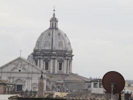 toit de la maison de rome et dôme de l'église panorama sur le toit du paysage urbain avec antenne satellite et télévision photo