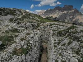 mont piana montagnes des dolomites chemins de la première guerre mondiale foxhole des tranchées photo