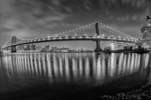 new york manhattan bridge vue de nuit depuis brooklyn photo