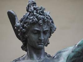 détail de la statue en bronze de persée cellini photo