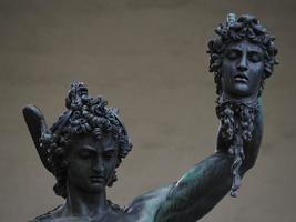 détail de la statue en bronze de persée cellini photo