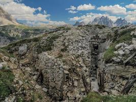 mont piana montagnes des dolomites chemins de la première guerre mondiale foxhole des tranchées photo