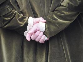 Détail des mains croisées d'un homme portant une robe médiévale photo