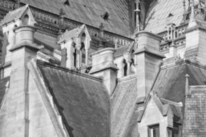 vue extérieure de la cathédrale notre dame de paris en noir et blanc photo