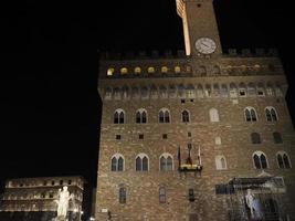 florence signoria place palazzo vecchio la nuit photo