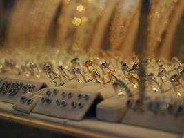 bijoux en or dans les boutiques du ponte vecchio florence photo