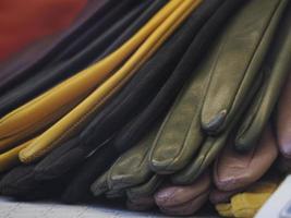 beaucoup de gants en cuir de couleurs différentes photo