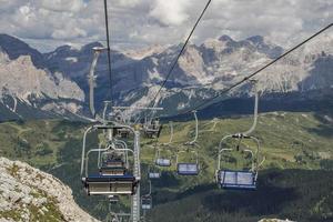 télésiège téléphérique dans les dolomites photo