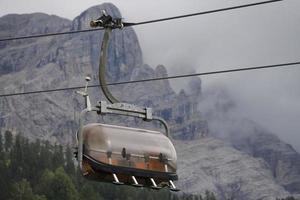 télésiège téléphérique dans les dolomites photo