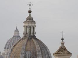 toit de maison de rome et dôme de l'église paysage urbain panorama vue dôme saint pierre dôme photo