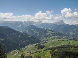 montagne sassongher au-dessus de corvara dans les dolomites photo