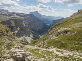 montagne sassongher au-dessus de corvara dans les dolomites photo