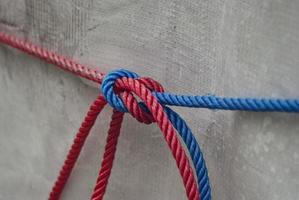 corde rouge et bleue sur fond blanc photo
