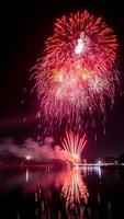 célébration de feux d'artifice la nuit dans le suan luang rama ix photo