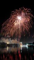 célébration de feux d'artifice la nuit dans le suan luang rama ix photo