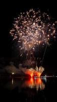 célébration de feux d'artifice la nuit dans le suan luang rama ix photo