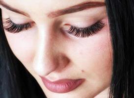 maquillage des cils. visage beauté femme avec extensions de cils noirs photo