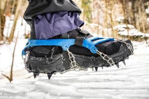 crampons sur chaussure de randonnée. randonnée en hiver photo