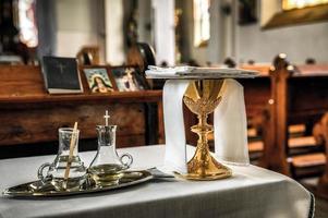 eau bénite et eucharistie dans l'église photo