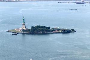 new york usa 04 09 2022 statue de la liberté située dans la partie supérieure de la baie de new york. photo