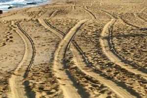 empreintes de pas dans le sable au bord de la mer photo