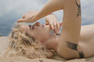 gros plan femme nue couvrant les yeux du soleil sur la photo de portrait de plage