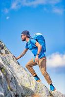 un homme lors d'une ascension de montagne à l'état sauvage photo