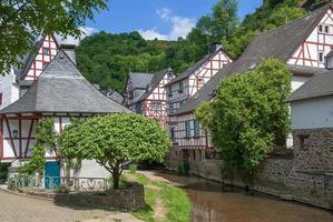 Pittoresque village médiéval de Monreal, l'Eifel, Allemagne photo