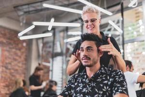 coiffeur professionnel coupe les cheveux des hommes dans un salon de beauté.