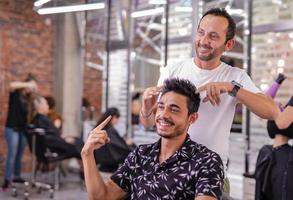 coiffeur professionnel coupe les cheveux des hommes dans un salon de beauté. photo