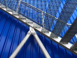 gros plan d'un escalier en acier galvanisé contre un mur bleu photo