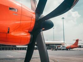 un avion à hélice à l'aéroport photo