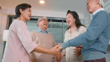 un groupe de personnes âgées asiatiques reçoit des conseils d'un psychologue professionnel des soins personnels au centre de soins de santé pour personnes âgées, concept de consultation gériatrique de thérapie de groupe pour personnes âgées photo