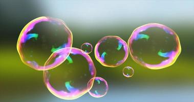 bulles de savon transparentes abstraites volant vers le haut d'une belle fête irisée lumineuse sur le fond de la nature. fond abstrait photo