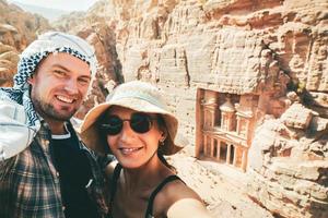 Heureux de race blanche en vacances prendre voyage selfies au-dessus du monde merveilleux petra jordanie photo