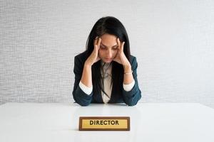 une jeune réalisatrice caucasienne se sent stressée sur le lieu de travail, a des problèmes à travailler au bureau vide. travailleuse ethnique frustrée anxieuse à propos de l'entreprise ou de l'entreprise photo