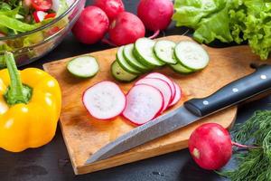 légumes frais sur une planche à découper photo