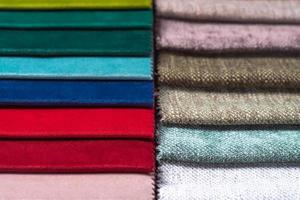 ensemble multicolore d'échantillons de tissus d'ameublement pour la sélection, collection d'échantillons textiles photo