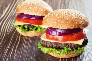 cheeseburger maison sur une surface en bois marron. photo