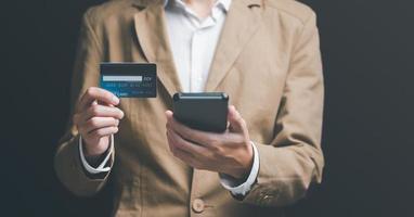 les consommateurs utilisent des cartes de crédit pour effectuer des transactions financières via internet, concept de paiement avec technologie de communication sans fil, commerce électronique, banque numérique et concept de paiement en ligne photo