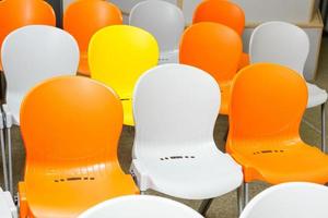 chaises multicolores en plastique photo