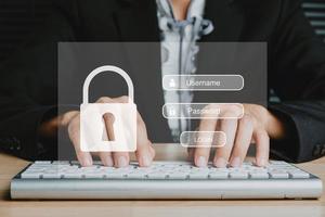 main de femme tapant sur le clavier avec identifiant et mot de passe sur l'écran, concept de cybersécurité, protection des données et accès Internet sécurisé. photo