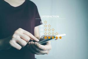 concept d'expérience client satisfait, client professionnel heureux utilisant un smartphone, la meilleure critique, un service de haute qualité, le plus noté, le score le plus élevé, 5 étoiles, les médias sociaux très bons. photo