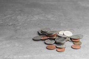 pièces de monnaie sur fond gris. concept de financement des investissements. photo