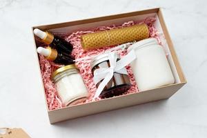 coffret cadeau avec outils de fabrication de bougies, bougie, cire de soja, mèches et bouteilles d'huile aromatique photo